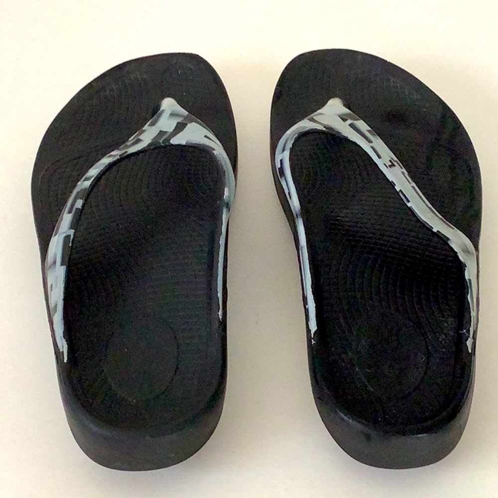 OOFOS Black and Gray Thong Flip Flops, Heavily Worn Preppy Beach Slippers Shower - Picture 2 of 8